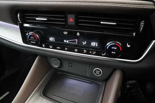 Nissan Qashqai 1.3 DIG-T MH 158 Tekna X-Tronic Auto with Glass Roof + Nav and 360 Cameras