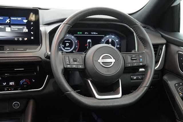 Nissan Qashqai 1.3 DIG-T MH 158 Tekna X-Tronic Auto with Glass Roof + Nav and 360 Cameras