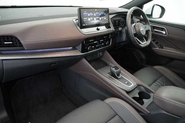 Nissan Qashqai 1.3 DIG-T MH 158 Tekna X-Tronic Auto with Glass Roof + Nav and 360 Cameras