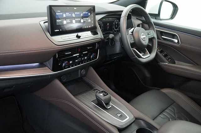 Nissan Qashqai 1.3 DIG-T MH 158 Tekna X-Tronic Auto with Glass Roof + Nav and 360 Cameras