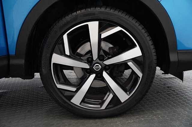 Nissan Qashqai 1.3 DIG-T 157 N-Motion DCT Auto with Panoramic Glass Roof and Nappa Leather