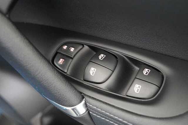 Nissan Qashqai 1.3 DIG-T 157 N-Motion DCT Auto with Panoramic Glass Roof and Nappa Leather