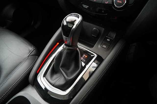 Nissan Qashqai 1.3 DIG-T 157 N-Motion DCT Auto with Panoramic Glass Roof and Nappa Leather