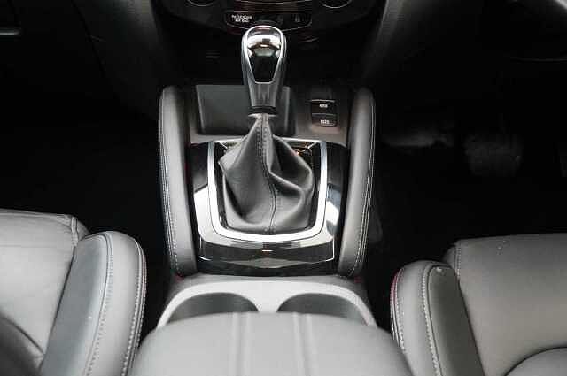 Nissan Qashqai 1.3 DIG-T 157 N-Motion DCT Auto with Panoramic Glass Roof and Nappa Leather