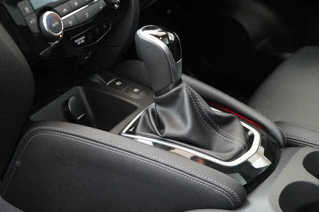 Nissan Qashqai 1.3 DIG-T 157 N-Motion DCT Auto with Panoramic Glass Roof and Nappa Leather