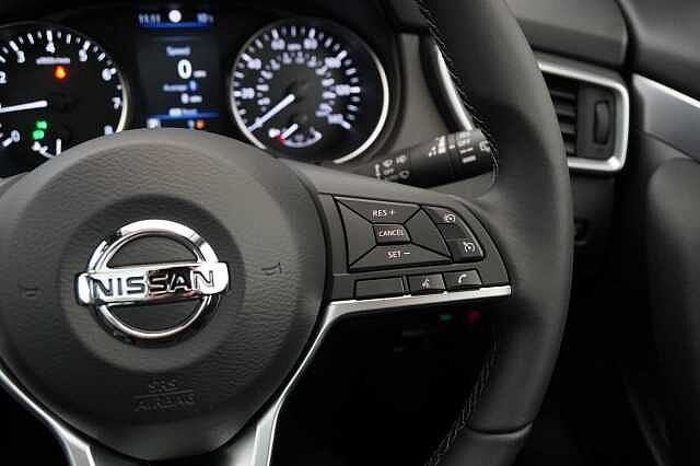 Nissan Qashqai 1.3 DIG-T 157 N-Motion DCT Auto with Panoramic Glass Roof and Nappa Leather