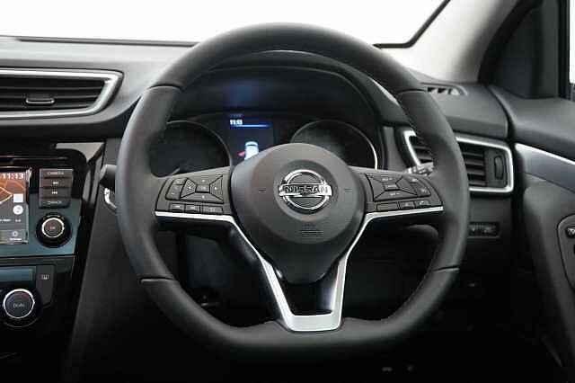 Nissan Qashqai 1.3 DIG-T 157 N-Motion DCT Auto with Panoramic Glass Roof and Nappa Leather