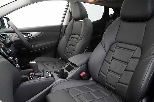 Nissan Qashqai 1.3 DIG-T 157 N-Motion DCT Auto with Panoramic Glass Roof and Nappa Leather