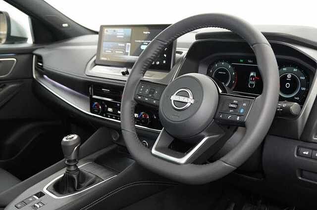 Nissan Qashqai 1.3 DIG-T MH 140 Tekna with Glass Roof + BOSE Audio Upgrade and Heat Pack