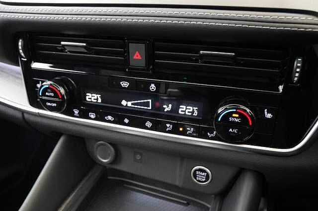 Nissan Qashqai 1.3 DIG-T MH 140 Tekna with Glass Roof + BOSE Audio Upgrade and Heat Pack