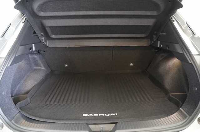 Nissan Qashqai 1.3 DIG-T MH 140 Tekna with Glass Roof + BOSE Audio Upgrade and Heat Pack