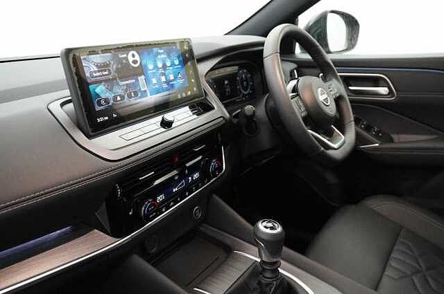 Nissan Qashqai 1.3 DIG-T MH 140 Tekna with Glass Roof + BOSE Audio Upgrade and Heat Pack