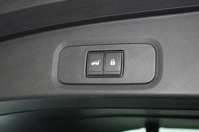 Nissan Qashqai 1.3 DIG-T MH 140 Tekna with Glass Roof + BOSE Audio Upgrade and Heat Pack