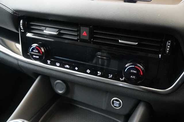 Nissan Qashqai 1.3 DIG-T MH 158 N-Connecta with Sat Nav and 360 View Cameras