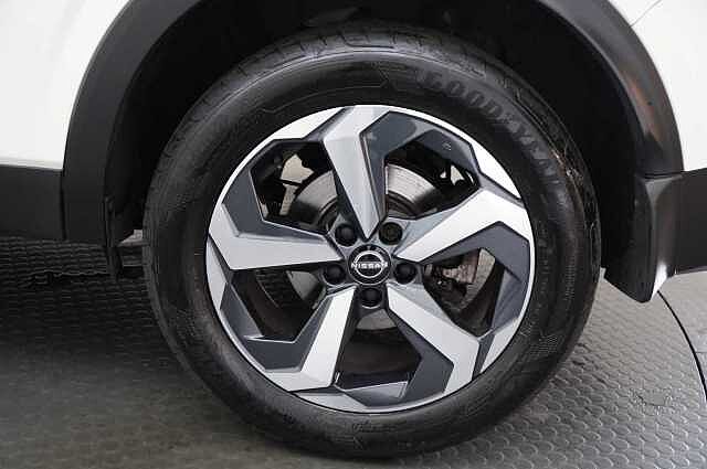 Nissan Qashqai 1.3 DIG-T MH 158 N-Connecta with Sat Nav and 360 View Cameras