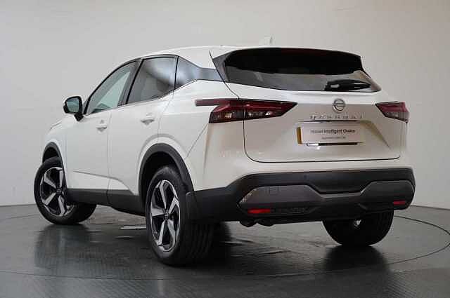Nissan Qashqai 1.3 DIG-T MH 158 N-Connecta with Sat Nav and 360 View Cameras