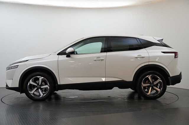 Nissan Qashqai 1.3 DIG-T MH 158 N-Connecta with Sat Nav and 360 View Cameras