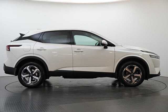 Nissan Qashqai 1.3 DIG-T MH 158 N-Connecta with Sat Nav and 360 View Cameras
