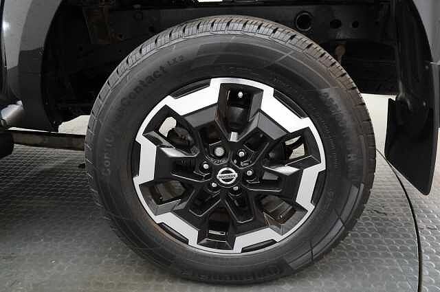 Nissan Navara 2.3 dCi TT 190 4WD Tekna with Roll n Lock Cover + Chrome Sports Bars