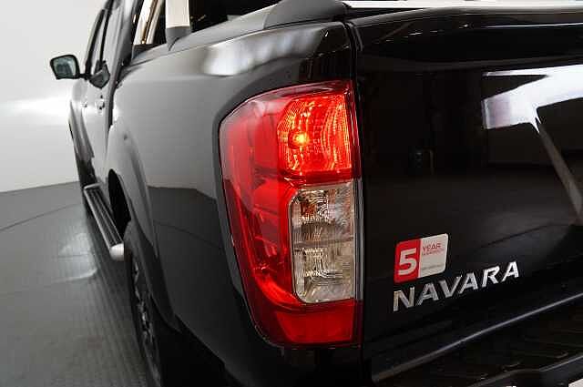 Nissan Navara 2.3 dCi TT 190 4WD Tekna with Roll n Lock Cover + Chrome Sports Bars