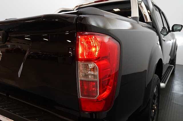 Nissan Navara 2.3 dCi TT 190 4WD Tekna with Roll n Lock Cover + Chrome Sports Bars