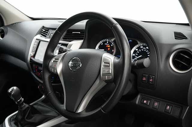 Nissan Navara 2.3 dCi TT 190 4WD Tekna with Roll n Lock Cover + Chrome Sports Bars