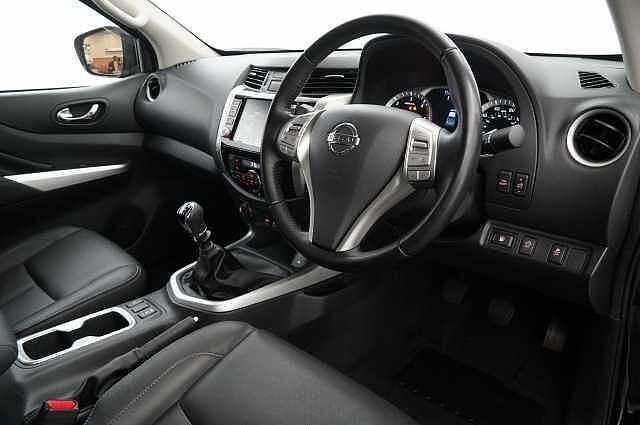 Nissan Navara 2.3 dCi TT 190 4WD Tekna with Roll n Lock Cover + Chrome Sports Bars