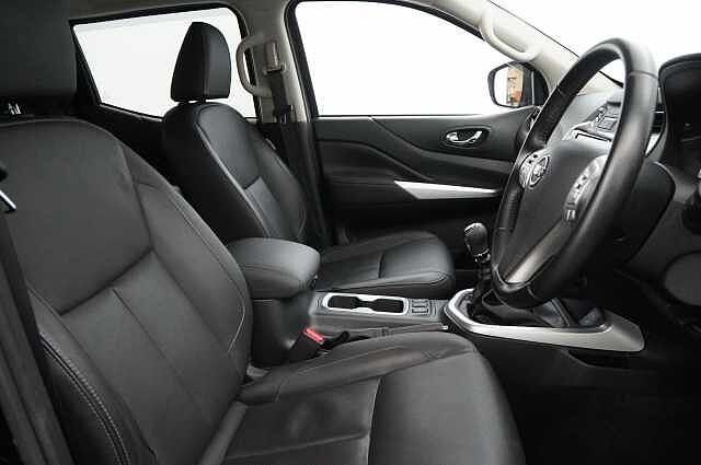 Nissan Navara 2.3 dCi TT 190 4WD Tekna with Roll n Lock Cover + Chrome Sports Bars