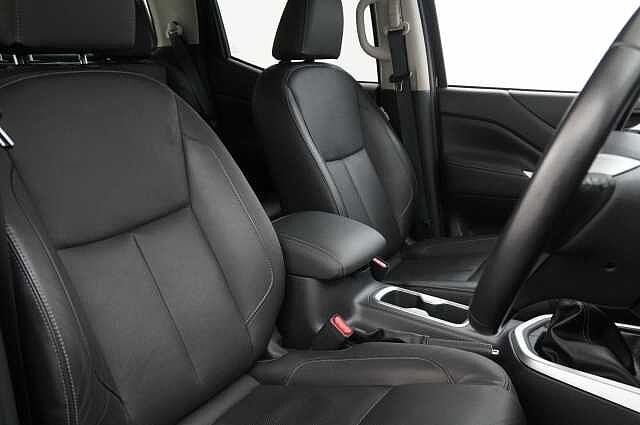 Nissan Navara 2.3 dCi TT 190 4WD Tekna with Roll n Lock Cover + Chrome Sports Bars