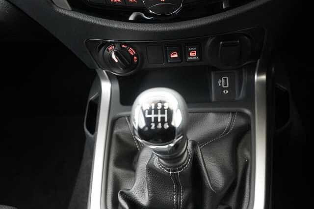 Nissan Navara 2.3 dCi TT 190 4WD Tekna with Roll n Lock Cover + Chrome Sports Bars