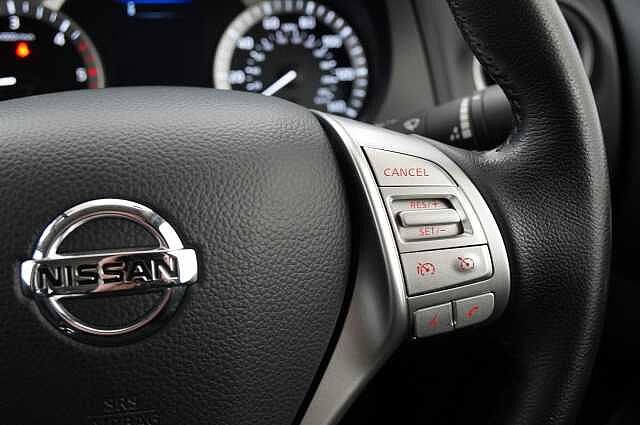 Nissan Navara 2.3 dCi TT 190 4WD Tekna with Roll n Lock Cover + Chrome Sports Bars
