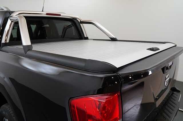 Nissan Navara 2.3 dCi TT 190 4WD Tekna with Roll n Lock Cover + Chrome Sports Bars