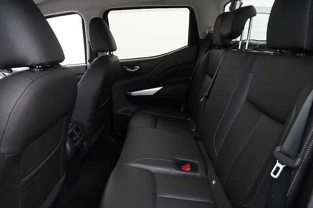 Nissan Navara 2.3 dCi TT 190 4WD Tekna with Roll n Lock Cover + Chrome Sports Bars
