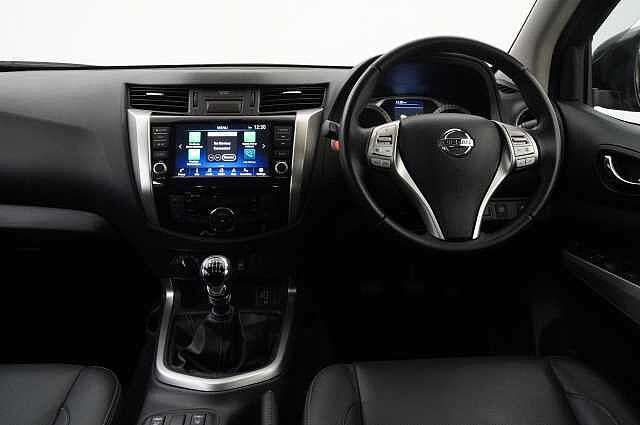 Nissan Navara 2.3 dCi TT 190 4WD Tekna with Roll n Lock Cover + Chrome Sports Bars