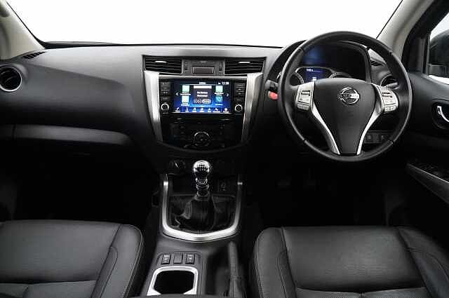 Nissan Navara 2.3 dCi TT 190 4WD Tekna with Roll n Lock Cover + Chrome Sports Bars