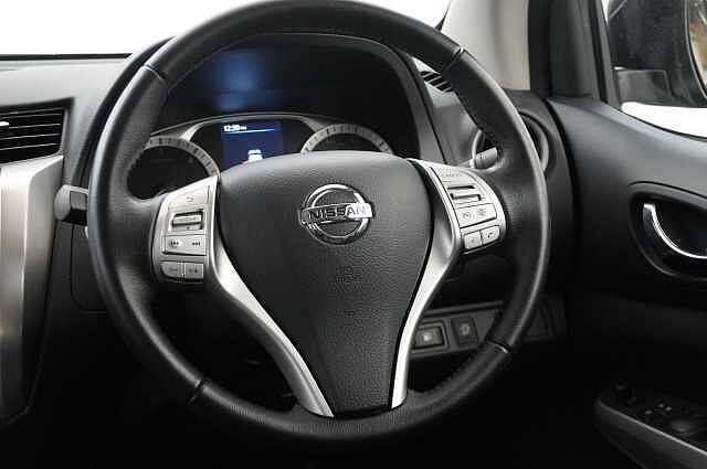 Nissan Navara 2.3 dCi TT 190 4WD Tekna with Roll n Lock Cover + Chrome Sports Bars