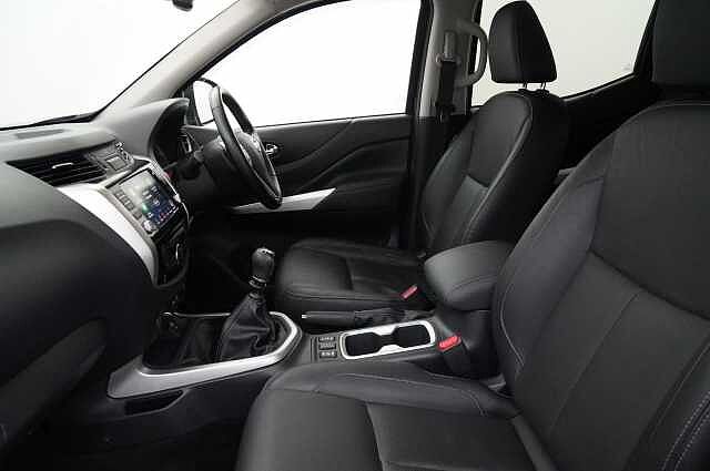 Nissan Navara 2.3 dCi TT 190 4WD Tekna with Roll n Lock Cover + Chrome Sports Bars