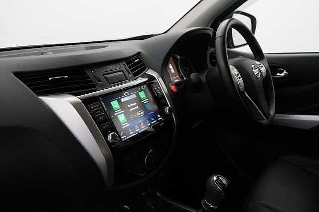 Nissan Navara 2.3 dCi TT 190 4WD Tekna with Roll n Lock Cover + Chrome Sports Bars