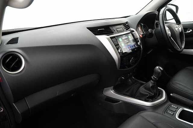 Nissan Navara 2.3 dCi TT 190 4WD Tekna with Roll n Lock Cover + Chrome Sports Bars