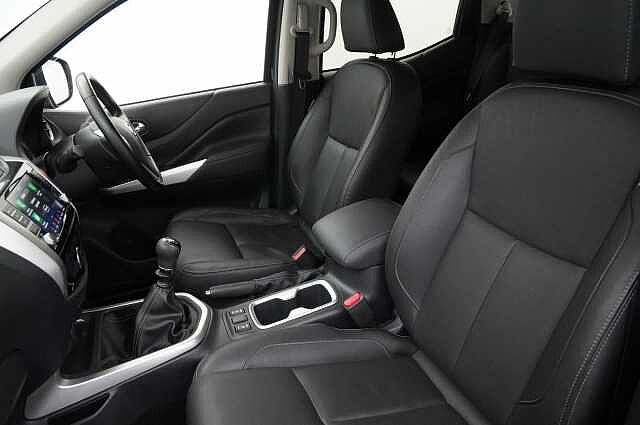 Nissan Navara 2.3 dCi TT 190 4WD Tekna with Roll n Lock Cover + Chrome Sports Bars