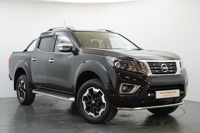 Nissan Navara 2.3 dCi TT 190 4WD Tekna with Roll n Lock Cover + Chrome Sports Bars