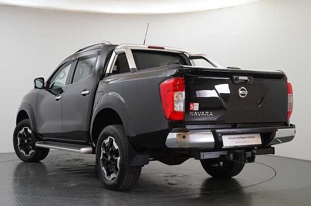 Nissan Navara 2.3 dCi TT 190 4WD Tekna with Roll n Lock Cover + Chrome Sports Bars