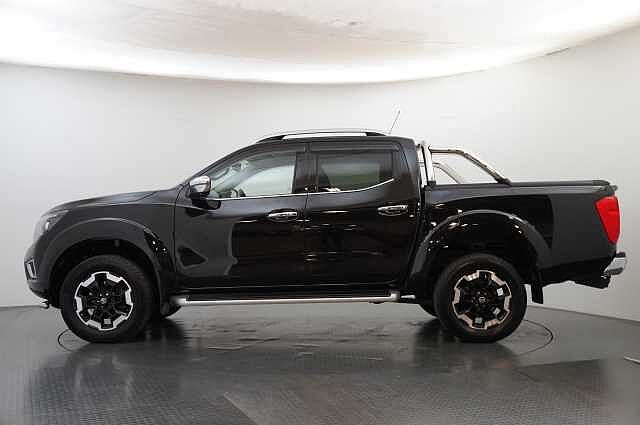 Nissan Navara 2.3 dCi TT 190 4WD Tekna with Roll n Lock Cover + Chrome Sports Bars