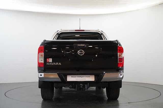 Nissan Navara 2.3 dCi TT 190 4WD Tekna with Roll n Lock Cover + Chrome Sports Bars