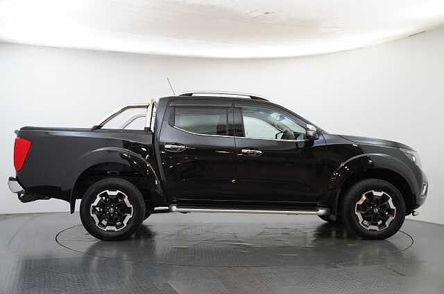 Nissan Navara 2.3 dCi TT 190 4WD Tekna with Roll n Lock Cover + Chrome Sports Bars