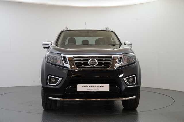 Nissan Navara 2.3 dCi TT 190 4WD Tekna with Roll n Lock Cover + Chrome Sports Bars