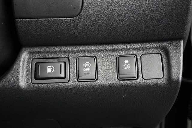 Nissan Navara 2.3 dCi TT 190 4WD Tekna with Roll n Lock Cover + Chrome Sports Bars