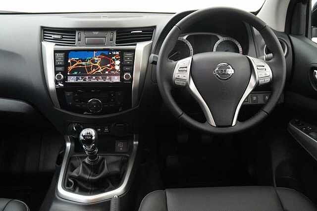 Nissan Navara 2.3 dCi TT 190 4WD Tekna with Roll n Lock Cover + Chrome Sports Bars