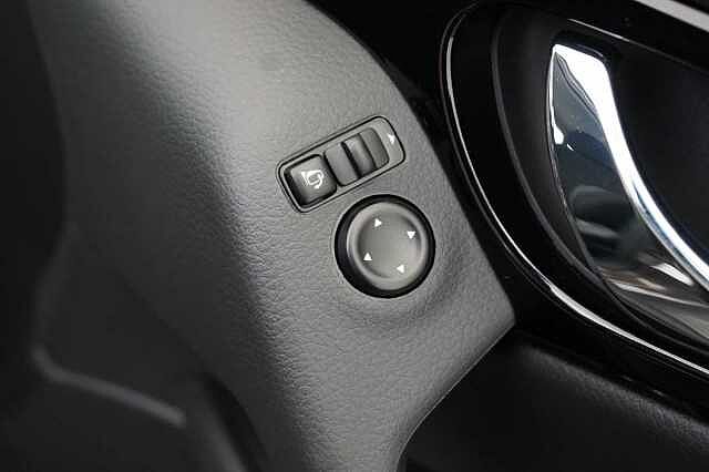 Nissan Qashqai 1.3 DIG-T 140 Acenta Premium with Sat Nav and Rear Camera