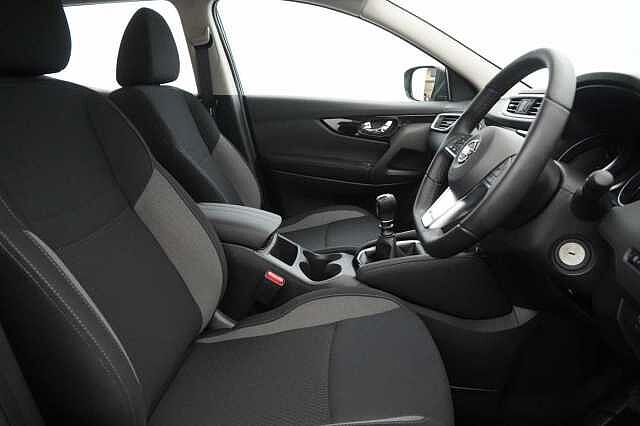 Nissan Qashqai 1.3 DIG-T 140 Acenta Premium with Sat Nav and Rear Camera